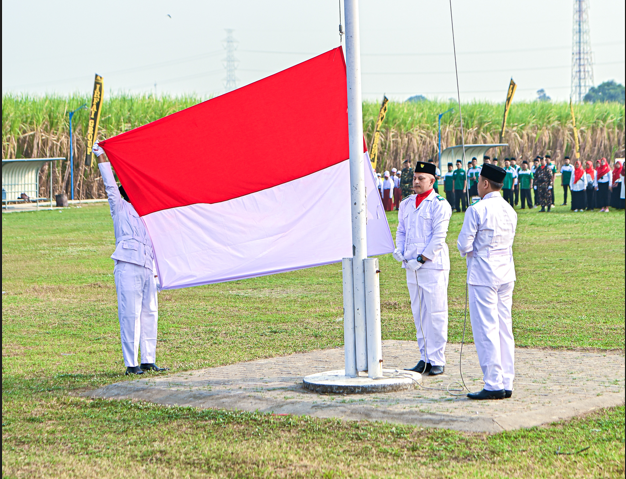 KOLASE FOTO UPACARA BENDERA 17 AGUSTUS